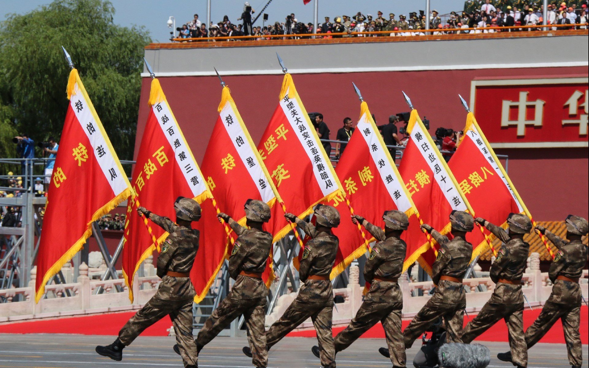 IM体官网-“荒漠之王：金色沙丘上的生死追逐”，沙漠金色是什么颜色